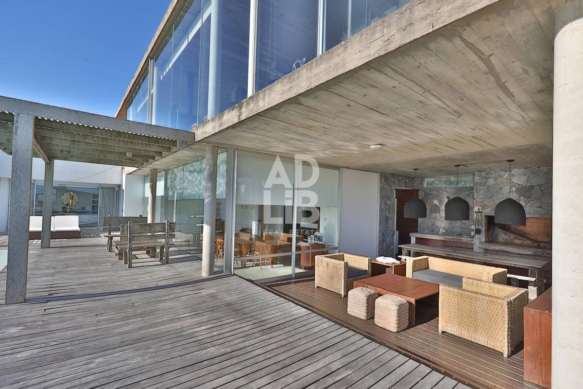 Casa ID.673 - Casa de diseño en alquiler temporal. 4 dormitorios en suite a 50 mts del mar