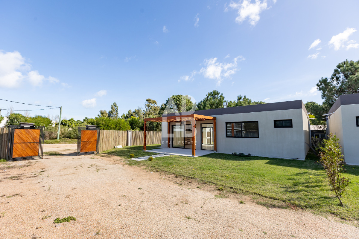 Casa ID.591 - Casas de 3 dormitorios y 2 baños en venta a estrenar en La Barra. Barrio Cerrado 