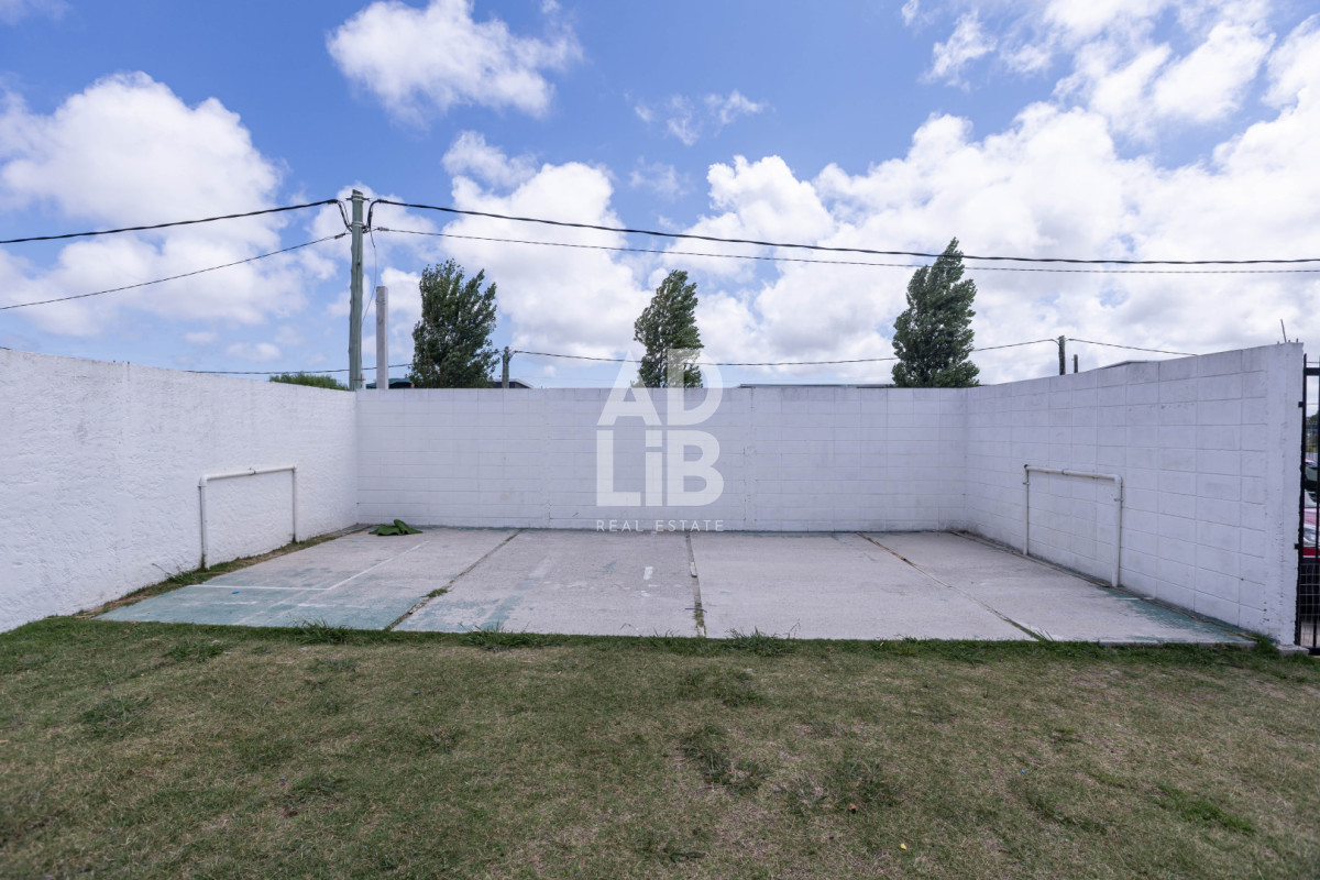 Local Comercial ID.761 - Alquiler comercial a pasos de la  perimetral 150 mts2 construidos y 600 mts2 de terreno. Ideal Barracas o empresas de logística. 