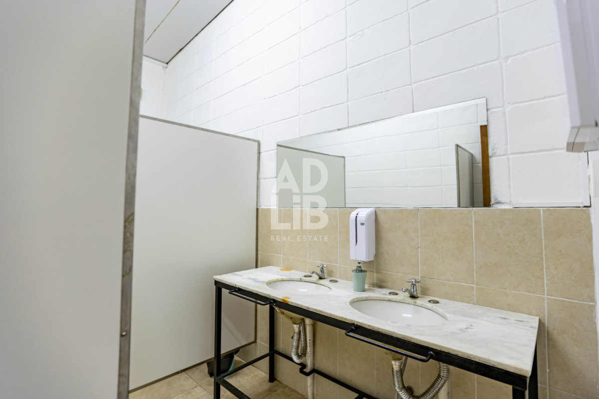 Local Comercial ID.761 - Alquiler comercial a pasos de la  perimetral 150 mts2 construidos y 600 mts2 de terreno. Ideal Barracas o empresas de logística. 