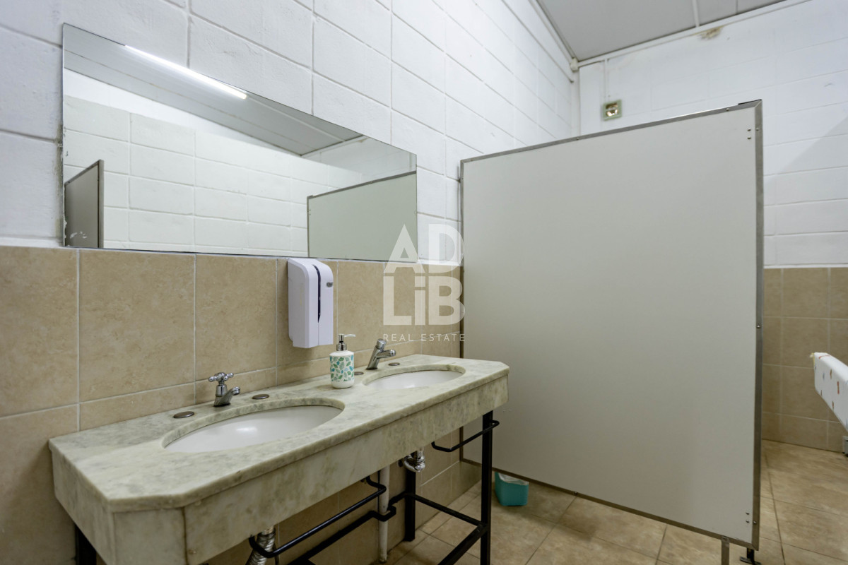 Local Comercial ID.761 - Alquiler comercial a pasos de la  perimetral 150 mts2 construidos y 600 mts2 de terreno. Ideal Barracas o empresas de logística. 