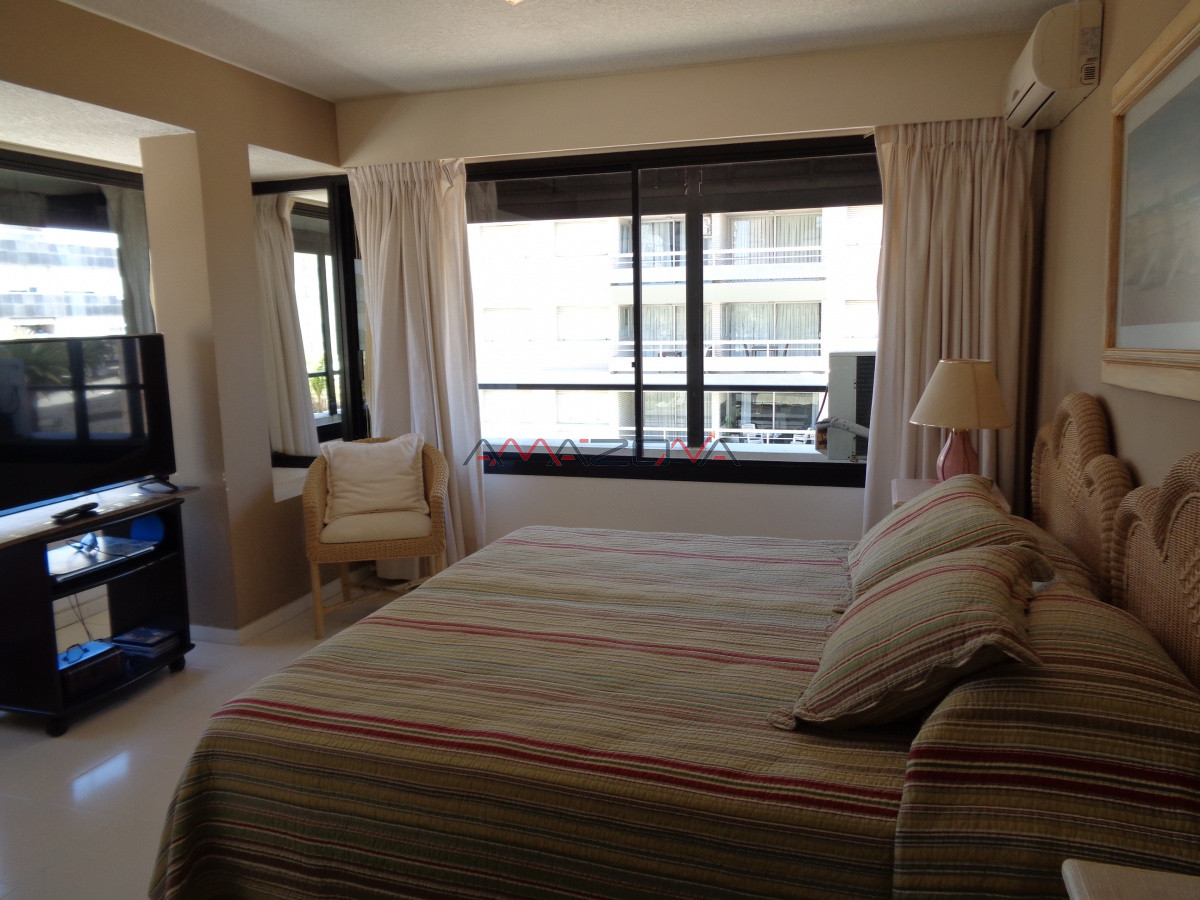 Apartamento ID.4949 - Punta del Este es para vivirlo... Espectacular apartamento con barbacoa en 8vo piso, frente al Puerto, Punta del Este