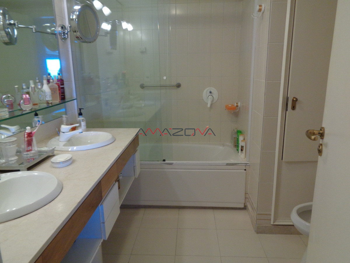 Apartamento ID.4949 - Punta del Este es para vivirlo... Espectacular apartamento con barbacoa en 8vo piso, frente al Puerto, Punta del Este