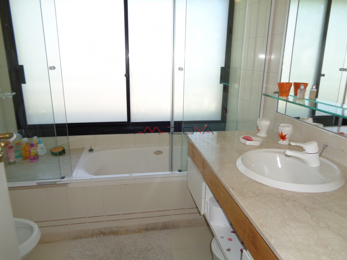 Apartamento ID.4949 - Punta del Este es para vivirlo... Espectacular apartamento con barbacoa en 8vo piso, frente al Puerto, Punta del Este