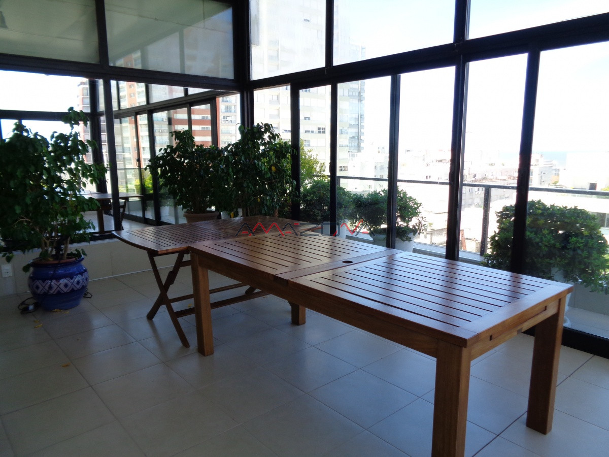 Apartamento ID.4949 - Punta del Este es para vivirlo... Espectacular apartamento con barbacoa en 8vo piso, frente al Puerto, Punta del Este