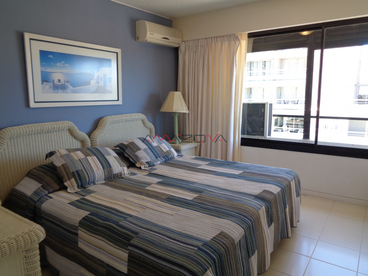 Apartamento ID.4949 - Punta del Este es para vivirlo... Espectacular apartamento con barbacoa en 8vo piso, frente al Puerto, Punta del Este