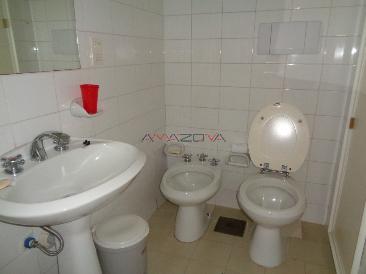 Apartamento ID.4949 - Punta del Este es para vivirlo... Espectacular apartamento con barbacoa en 8vo piso, frente al Puerto, Punta del Este
