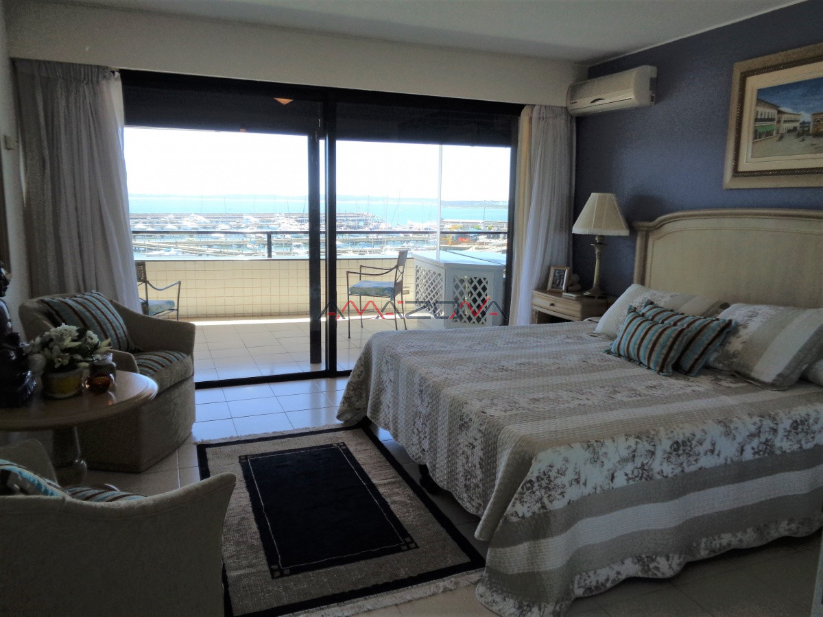 Apartamento ID.4949 - Punta del Este es para vivirlo... Espectacular apartamento con barbacoa en 8vo piso, frente al Puerto, Punta del Este