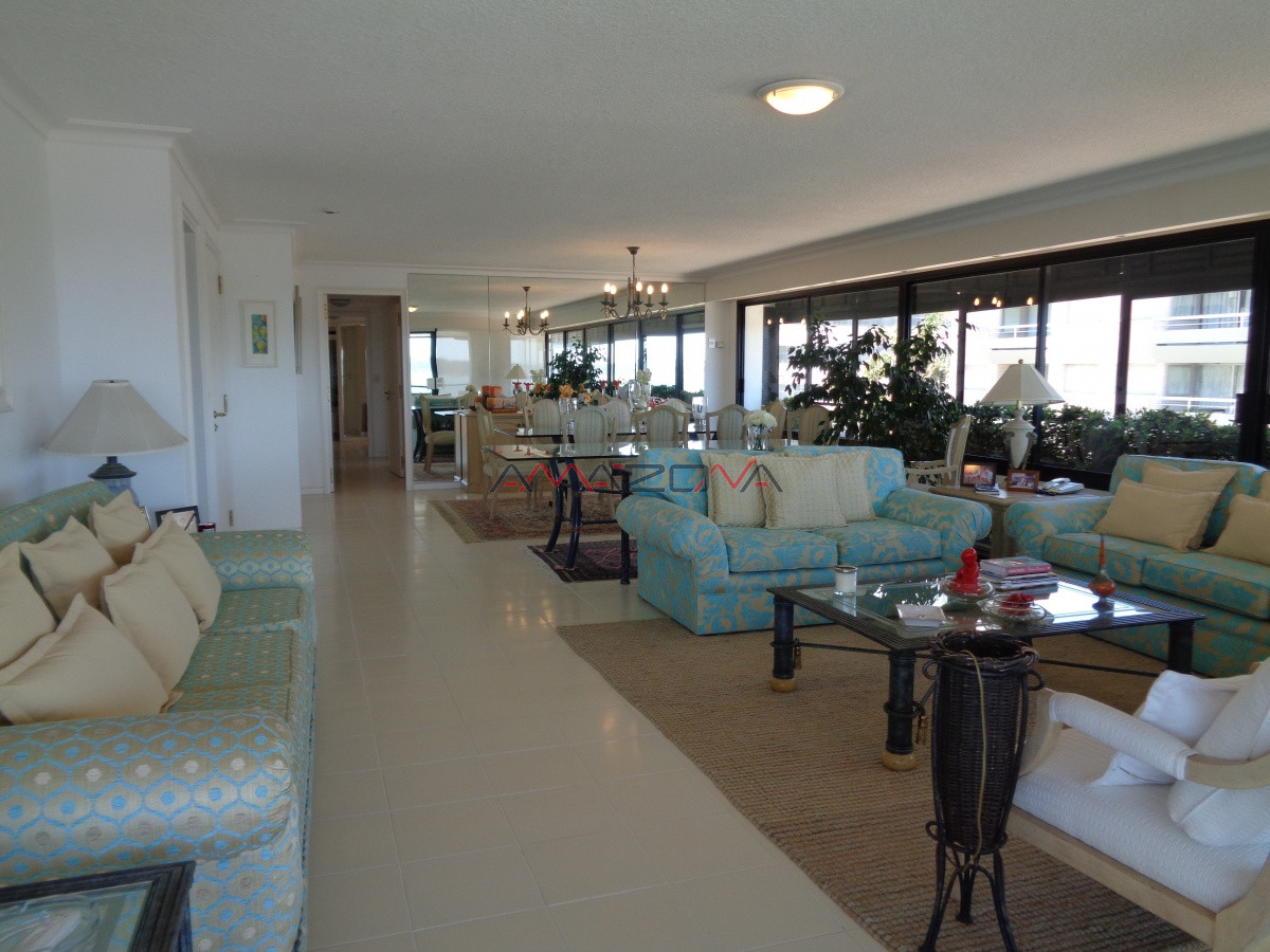 Apartamento ID.4949 - Punta del Este es para vivirlo... Espectacular apartamento con barbacoa en 8vo piso, frente al Puerto, Punta del Este