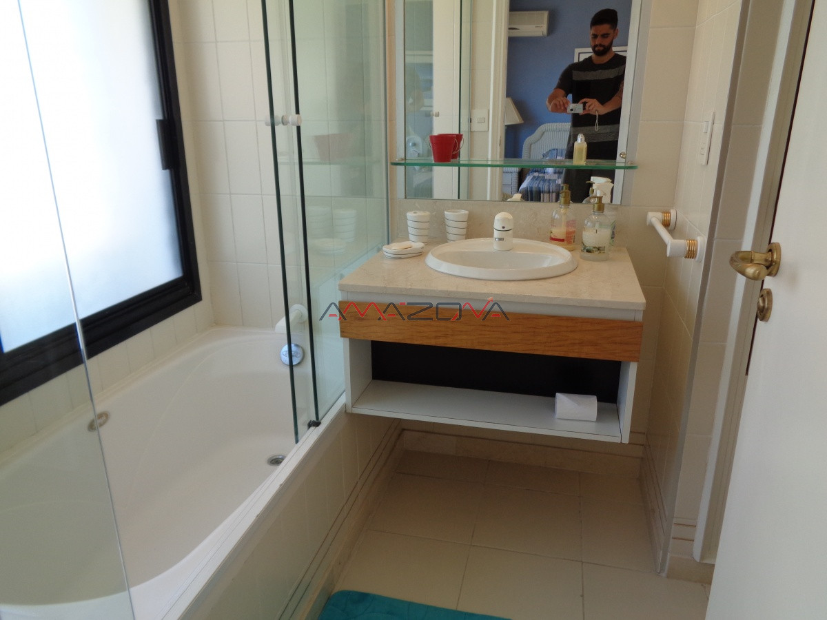 Apartamento ID.4949 - Punta del Este es para vivirlo... Espectacular apartamento con barbacoa en 8vo piso, frente al Puerto, Punta del Este