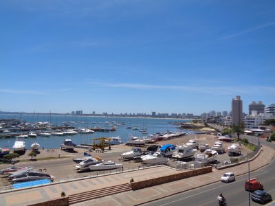 Punta del Este es para vivirlo... Espectacular apartamento con barbacoa en 8vo piso, frente al Puerto, Punta del Este