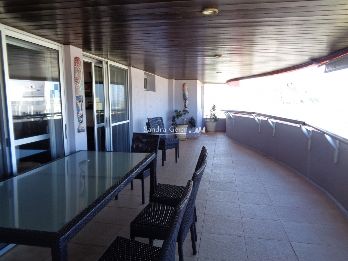 Apartamento ID.1426 - HERMOSO PENT-HOUSE A 200 METROS DE PLAYA BRAVA 3 DORMITORIOS 3 BAÑOS 
