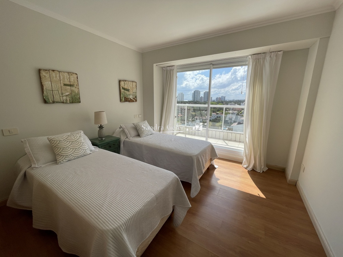 Apartamento ID.1366 - HERMOSO PEN HOUSE EN ALQUILER CON  VISTA A LA PLAYA BRAVA PARA 6 PERSONAS PUNTA DEL ESTE 