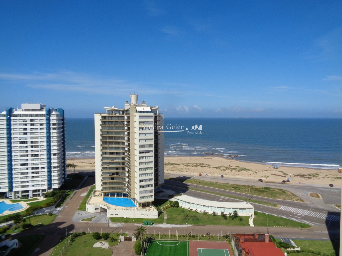 Apartamento ID.1426 - HERMOSO PENT-HOUSE A 200 METROS DE PLAYA BRAVA 3 DORMITORIOS 3 BAÑOS 