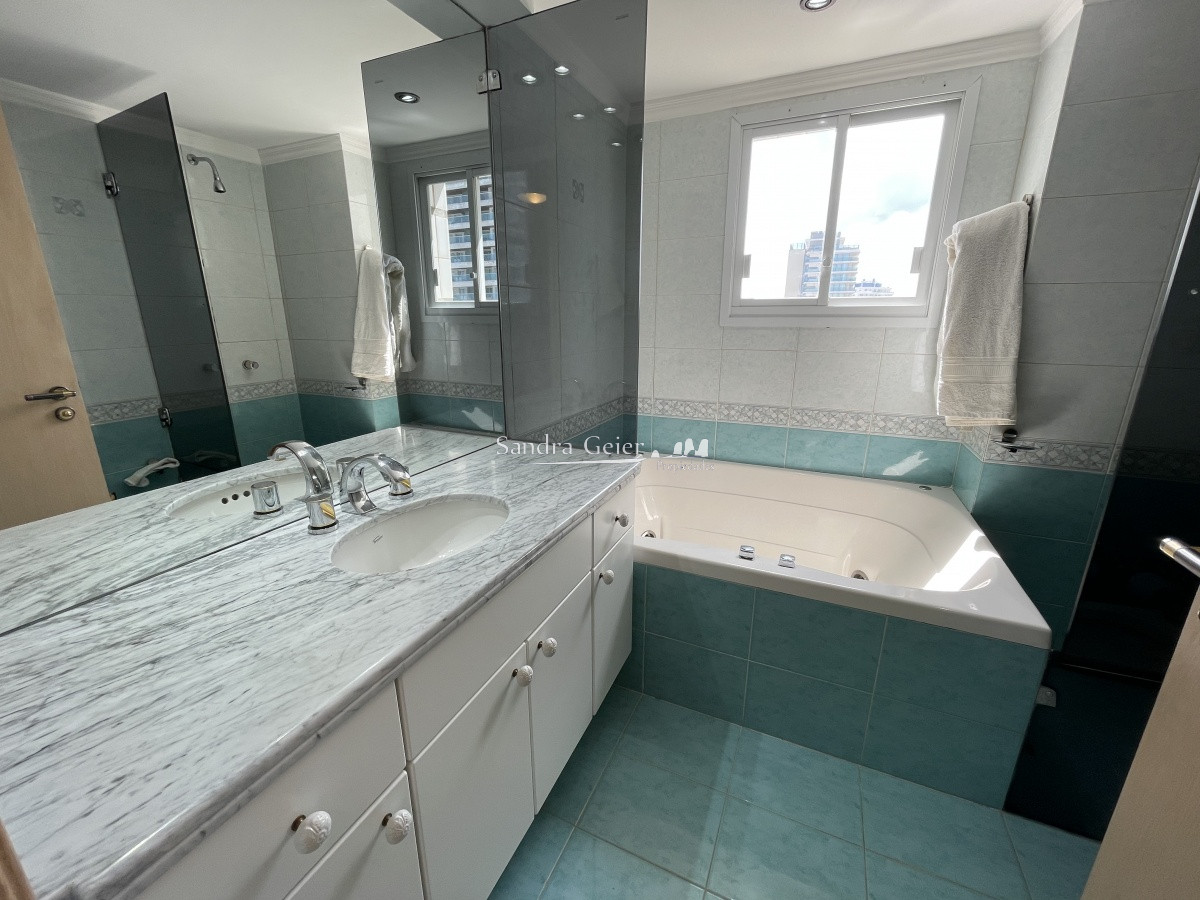 Apartamento ID.1366 - HERMOSO PEN HOUSE EN ALQUILER CON  VISTA A LA PLAYA BRAVA PARA 6 PERSONAS PUNTA DEL ESTE 