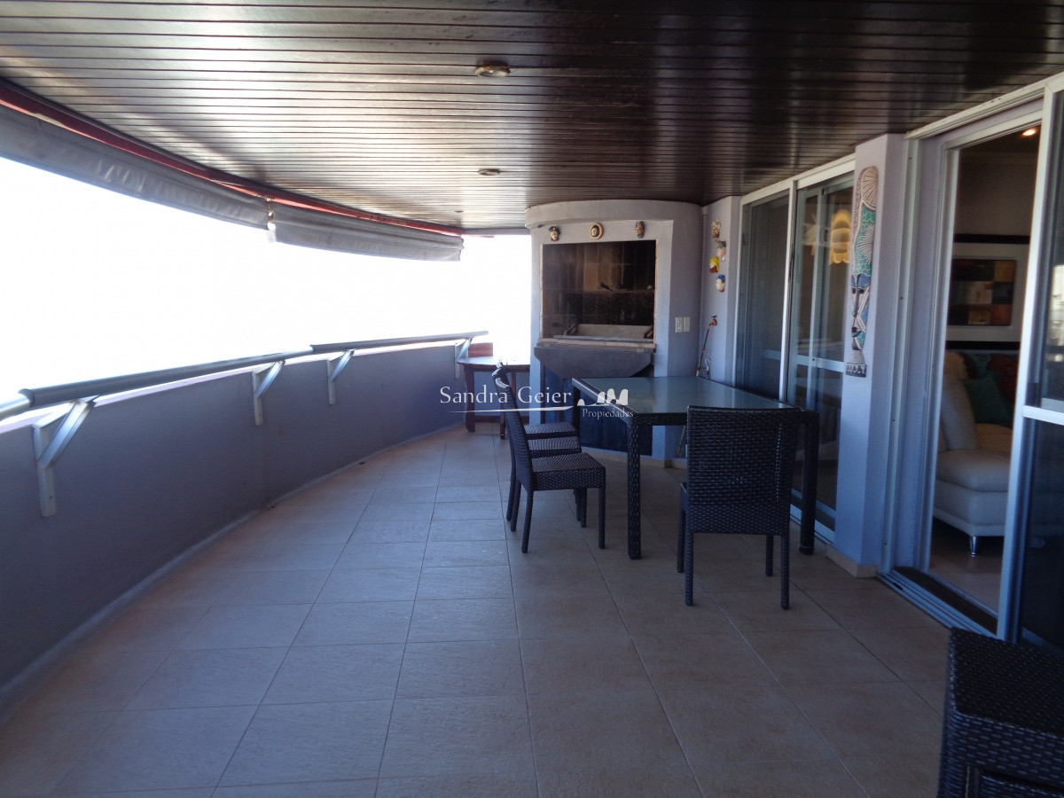 Apartamento ID.1426 - HERMOSO PENT-HOUSE A 200 METROS DE PLAYA BRAVA 3 DORMITORIOS 3 BAÑOS 