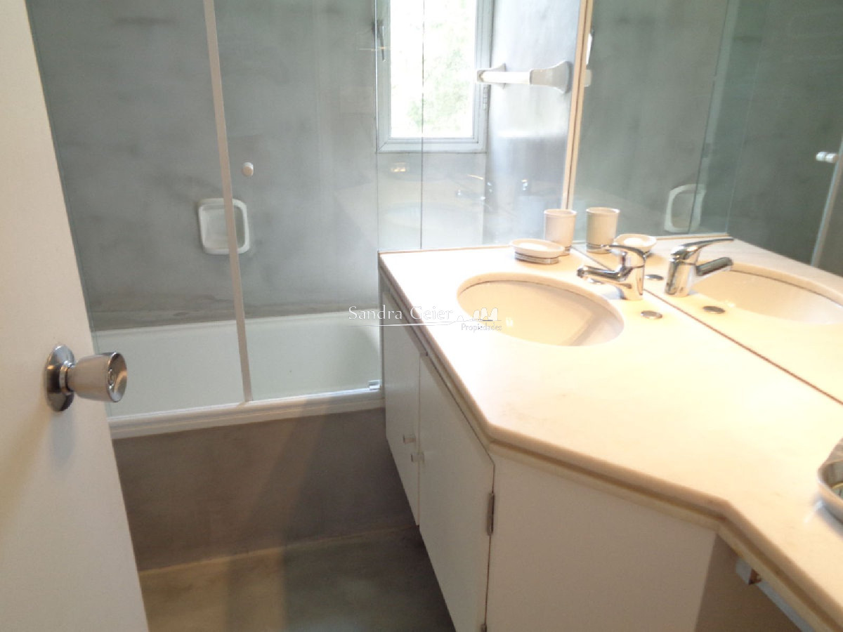 Apartamento ID.1955 - Excelente ubicacion en Punta del Este, 2 dormitorios, 2 baños