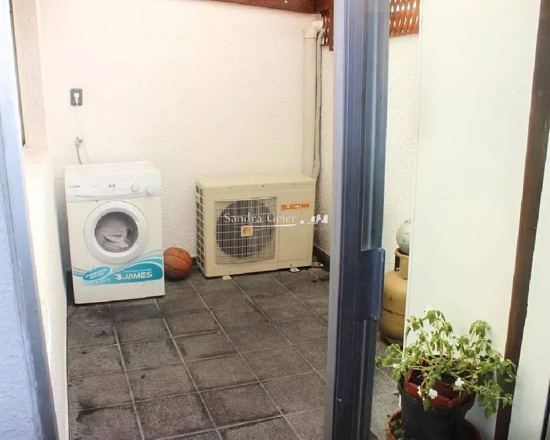 Apartamento ID.1328 - A PASITOS DE TODO, 3 DORMITORIOS, MAS DEPENDENCIA, 2 TERRAZAS UNA CON PARRILLERO VENTA PUNTA DEL ESTE