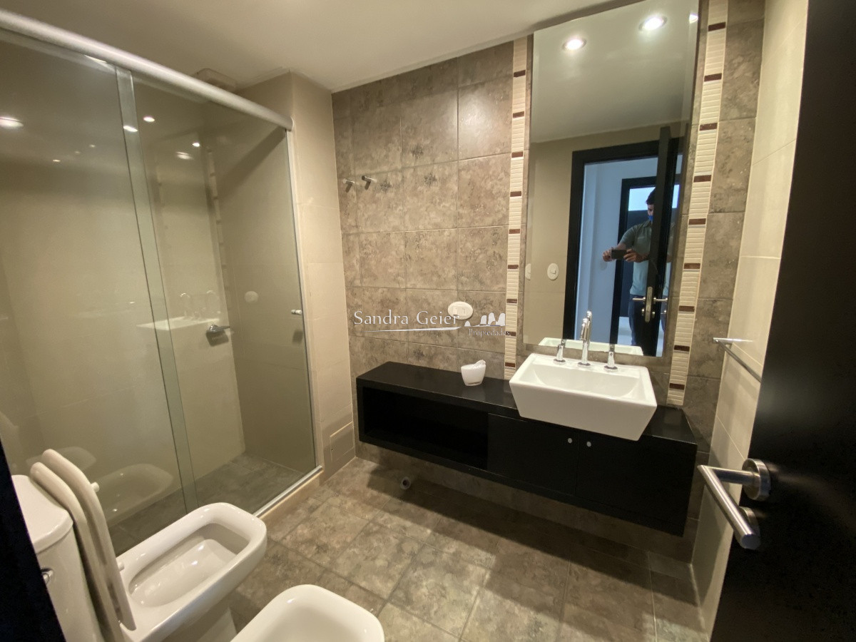 Apartamento ID.1593 - Venta, excepcional apartamento en Playa Mansa, 2 dormitorios, 2 baños, terraza al frente con buena vista, terraza trasera con parrillero