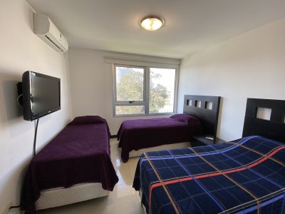 Apartamento ID.1593 - Venta, excepcional apartamento en Playa Mansa, 2 dormitorios, 2 baños, terraza al frente con buena vista, terraza trasera con parrillero