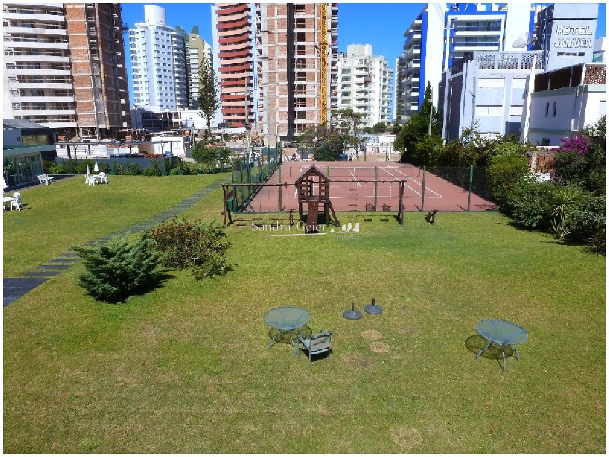 Apartamento ID.1485 - APTO EN VENTA, PUNTA DEL ESTE,  PARRILLERO PROPIO, EXCELENTE UBICACION, MULTIPLES SERVICIOS