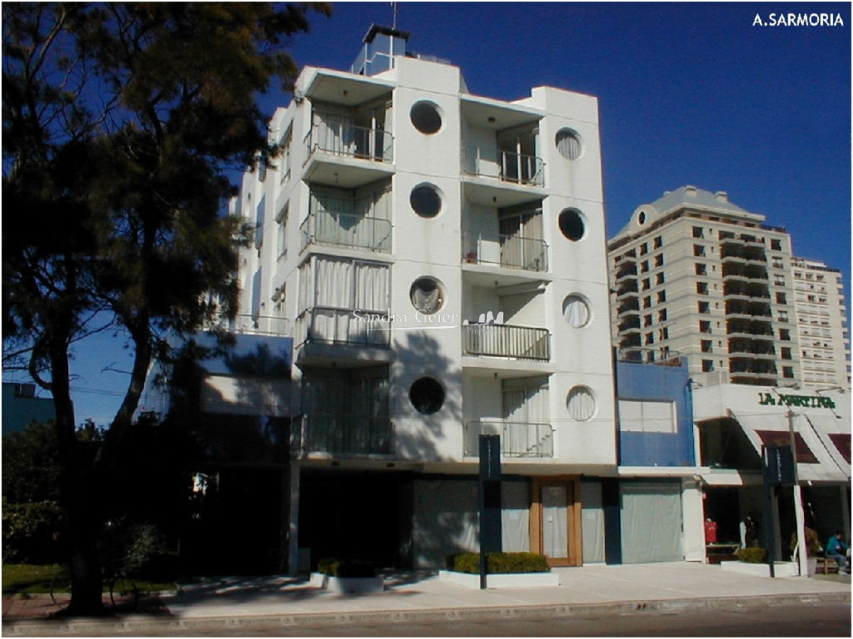Apartamento ID.1328 - A PASITOS DE TODO, 3 DORMITORIOS, MAS DEPENDENCIA, 2 TERRAZAS UNA CON PARRILLERO VENTA PUNTA DEL ESTE