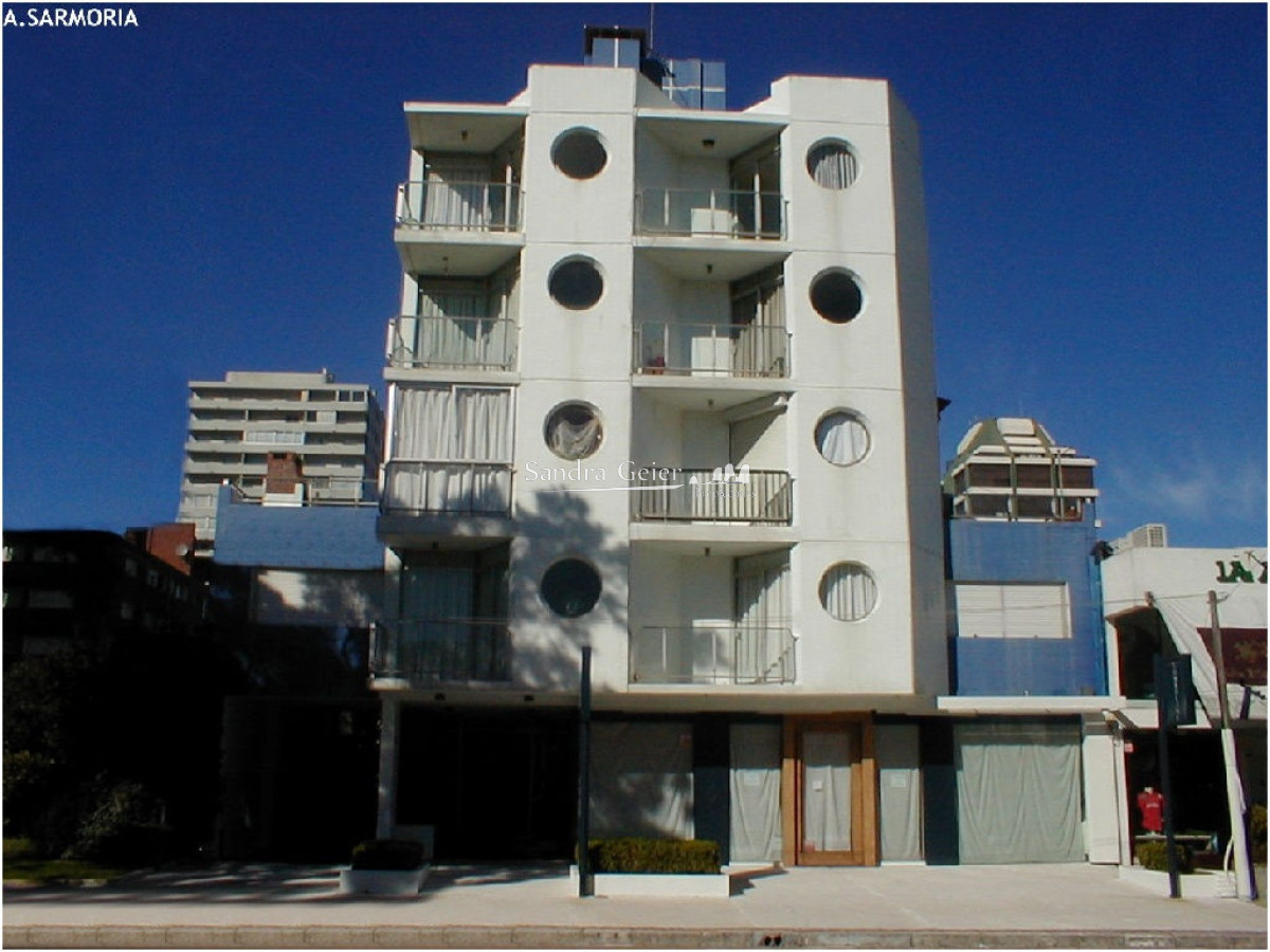 Apartamento ID.1328 - A PASITOS DE TODO, 3 DORMITORIOS, MAS DEPENDENCIA, 2 TERRAZAS UNA CON PARRILLERO VENTA PUNTA DEL ESTE