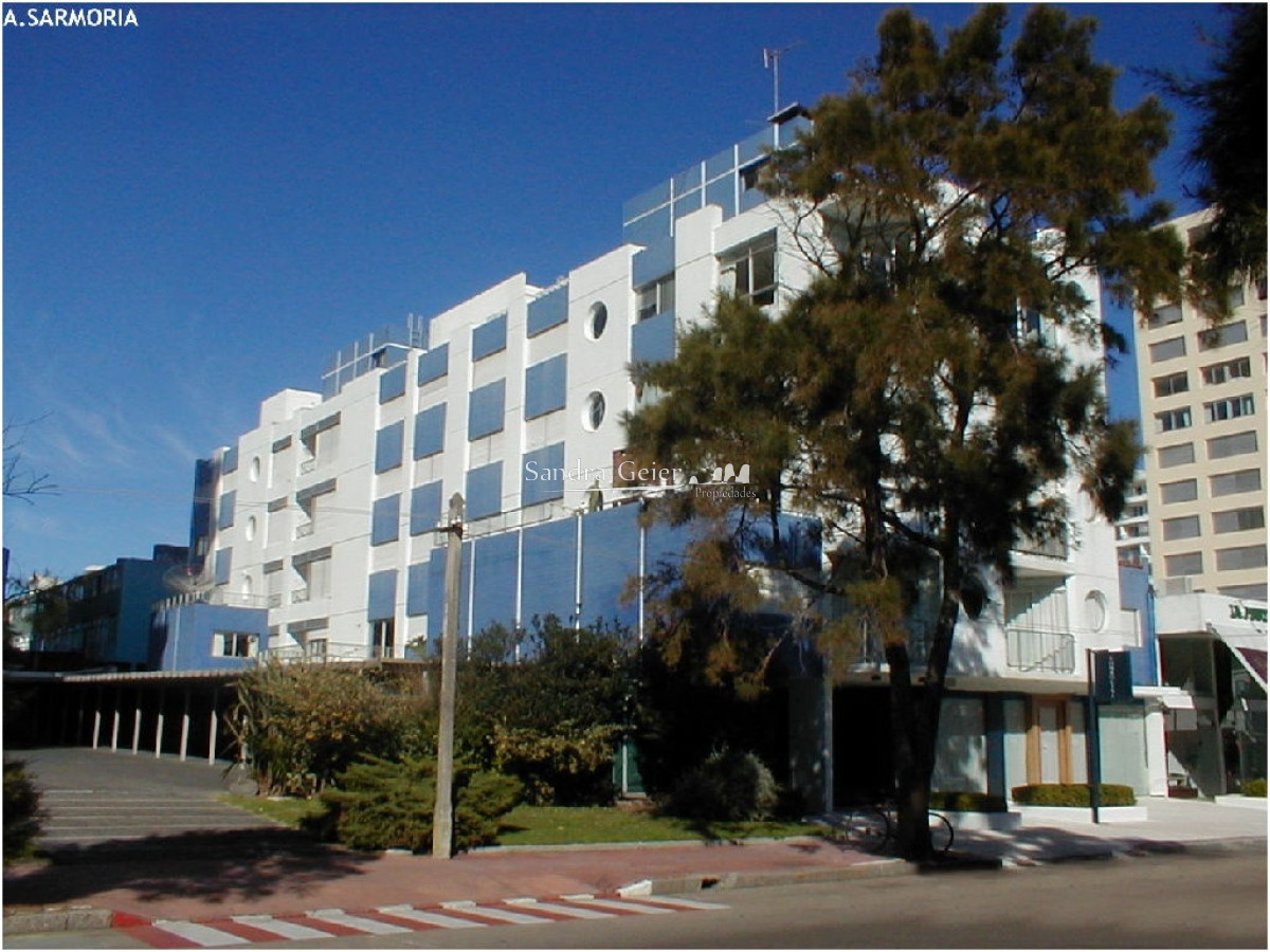 Apartamento ID.1328 - A PASITOS DE TODO, 3 DORMITORIOS, MAS DEPENDENCIA, 2 TERRAZAS UNA CON PARRILLERO VENTA PUNTA DEL ESTE