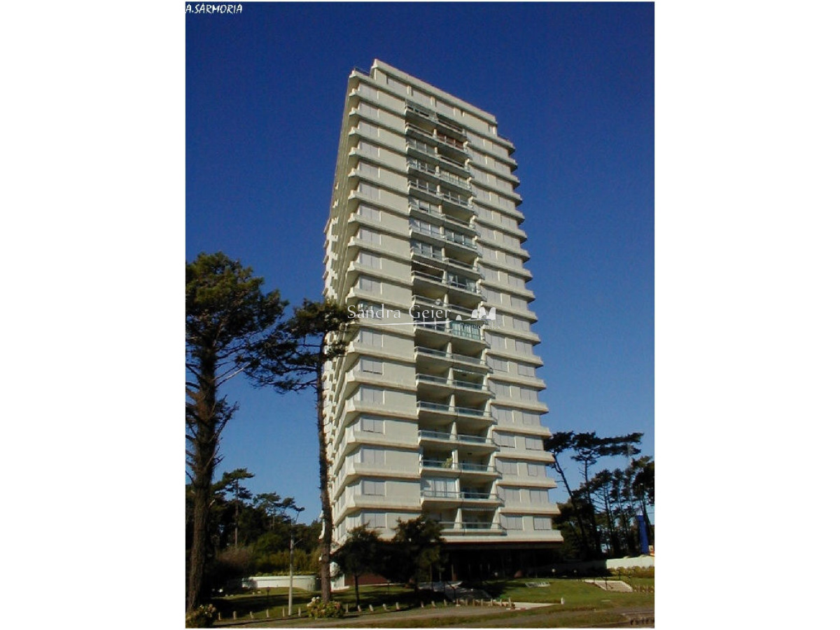Apartamento ID.1955 - Excelente ubicacion en Punta del Este, 2 dormitorios, 2 baños