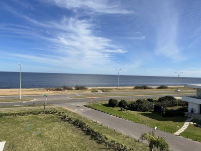 Apartamento frente al mar, 2 dormitorios y parrillero