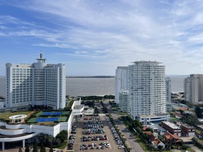 Apartamento de lujo, 3 dormitorios en suite + dependencia, 2 garage, venta, Punta del Este