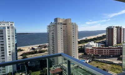 ESPECTACULAR APARTAMENTO PLAYA MANSA, 3 DORMITORIOS EN SUITE, TODOS LOS SERVICIOS