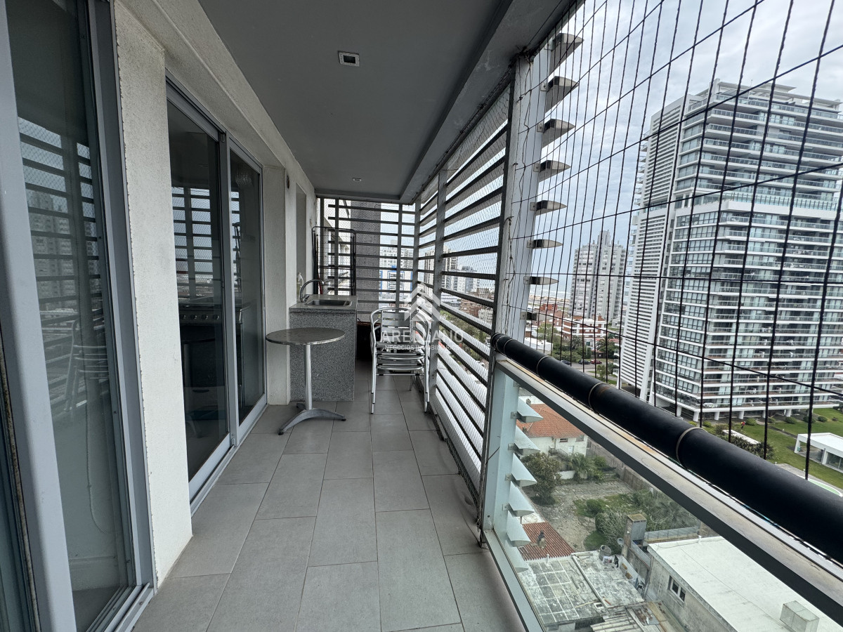 Apartamento ID.5504 - VENTA, TORRE CON SERVICIOS, PUNTA DEL ESTE, PARRILLERO PROPIO, GARAGE