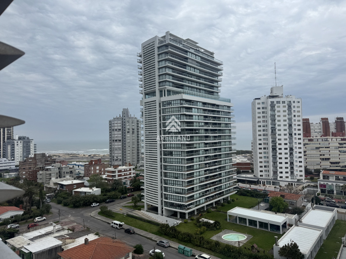 Apartamento ID.5504 - VENTA, TORRE CON SERVICIOS, PUNTA DEL ESTE, PARRILLERO PROPIO, GARAGE