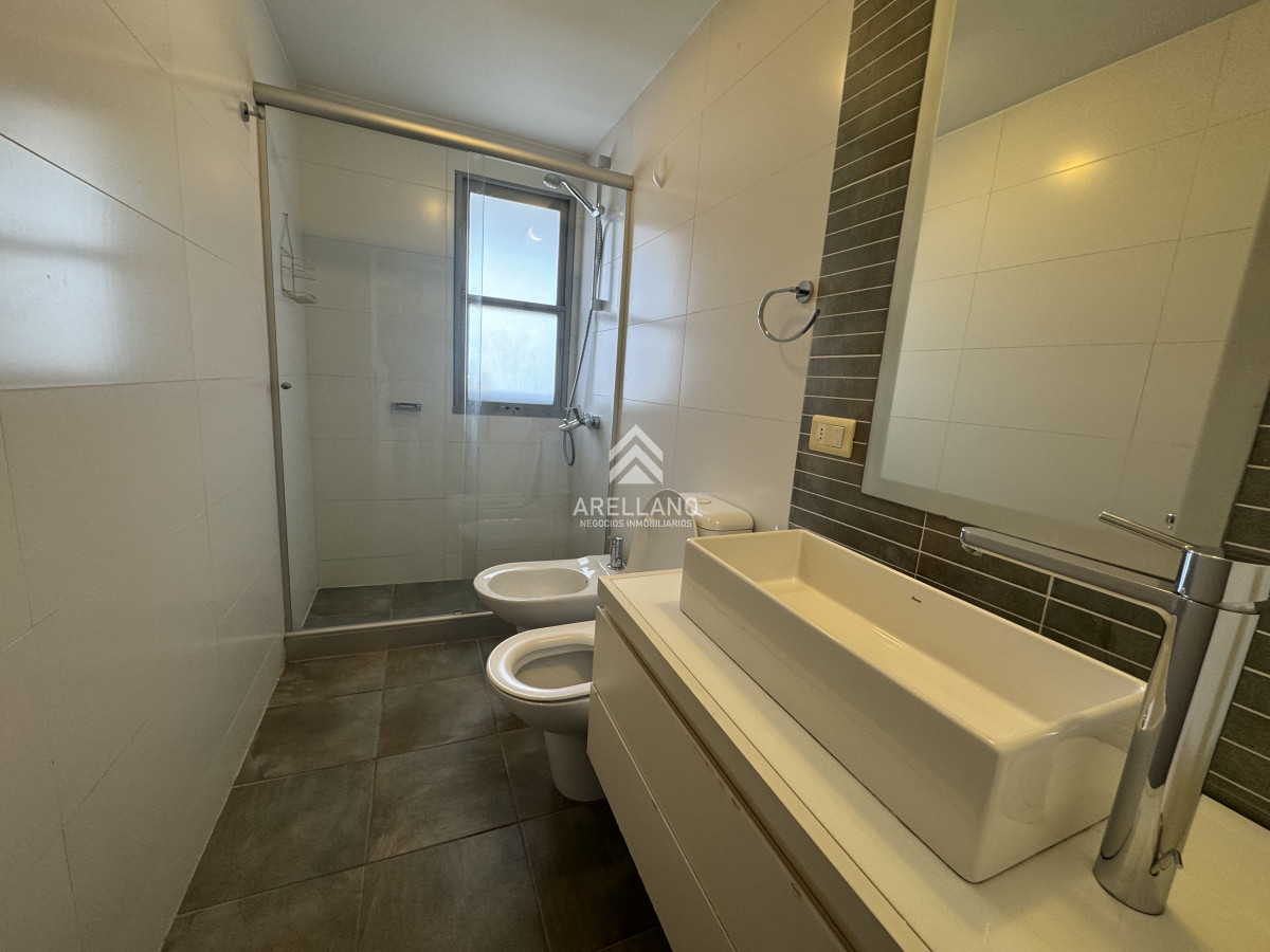 Apartamento ID.5504 - VENTA, TORRE CON SERVICIOS, PUNTA DEL ESTE, PARRILLERO PROPIO, GARAGE