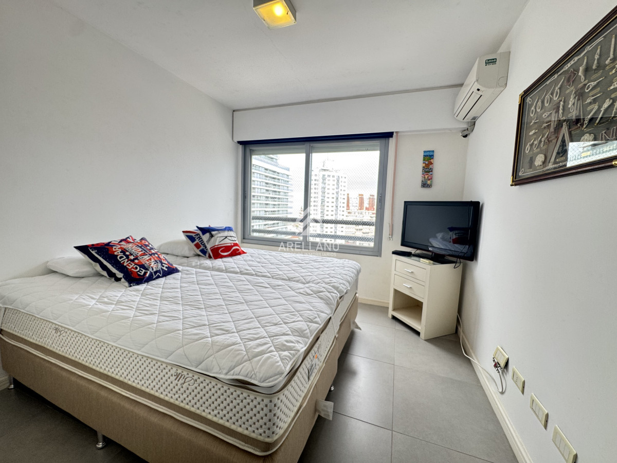 Apartamento ID.5504 - VENTA, TORRE CON SERVICIOS, PUNTA DEL ESTE, PARRILLERO PROPIO, GARAGE