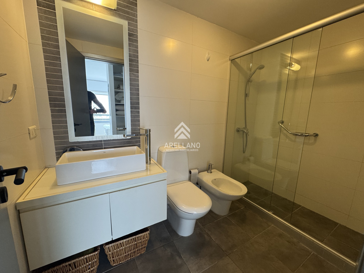 Apartamento ID.5504 - VENTA, TORRE CON SERVICIOS, PUNTA DEL ESTE, PARRILLERO PROPIO, GARAGE