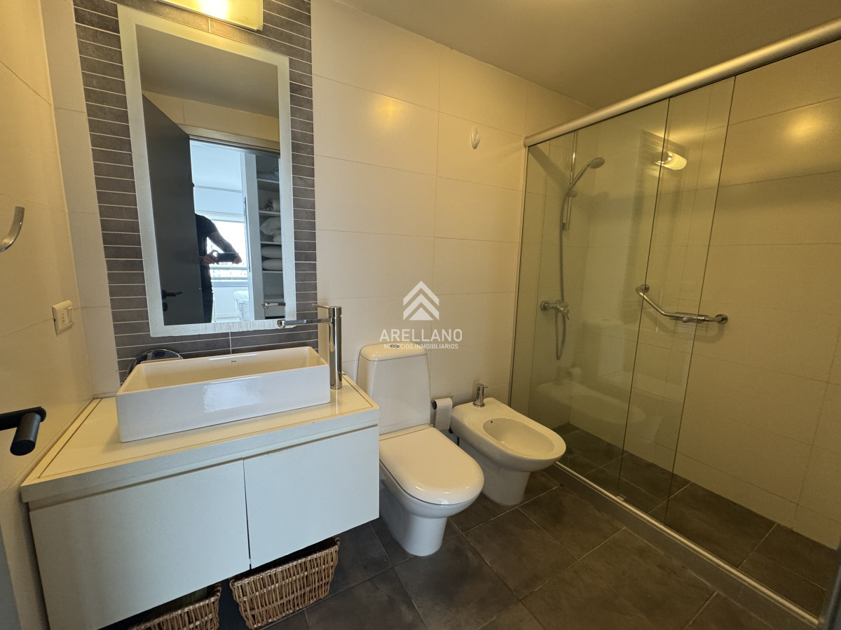 Apartamento ID.5504 - VENTA, TORRE CON SERVICIOS, PUNTA DEL ESTE, PARRILLERO PROPIO, GARAGE