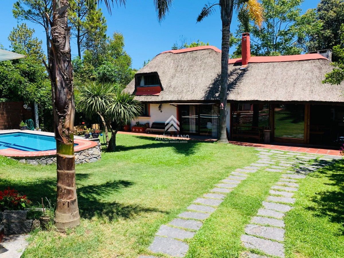 Casa ID.5380 - Venta casa 3 dormitorios y dependencia Pinares 