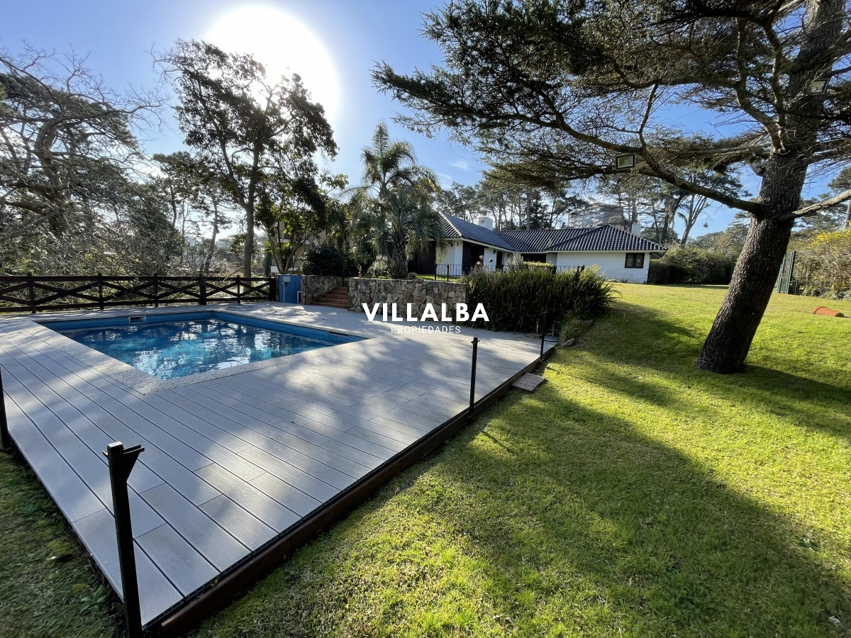 Casa ID.1548 - CASA EN VENTA, EXCELENTE ZONA RESIDENCIAL PUNTA DEL ESTE, PLAYA MANSA