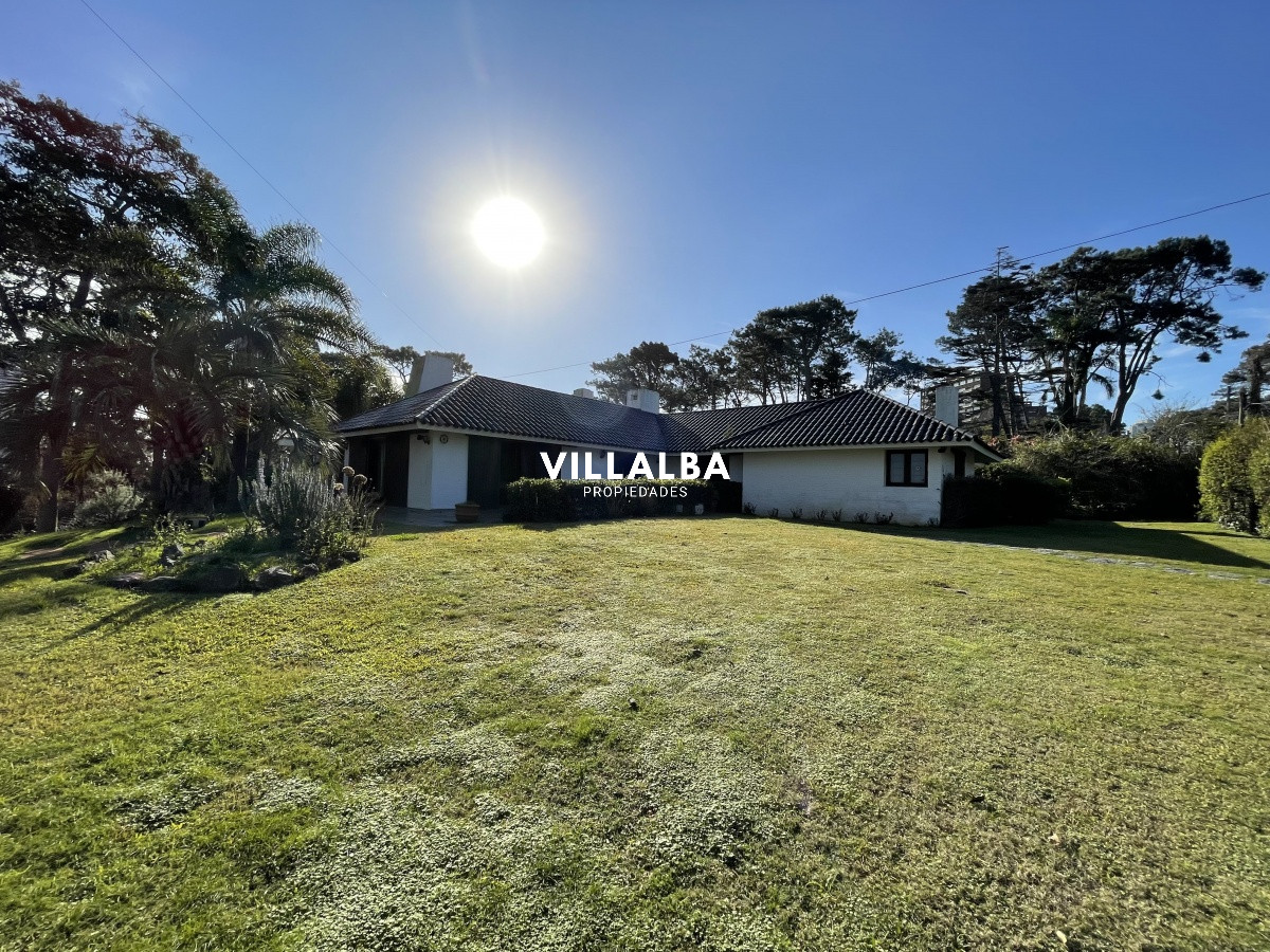 Casa ID.1548 - CASA EN VENTA, EXCELENTE ZONA RESIDENCIAL PUNTA DEL ESTE, PLAYA MANSA