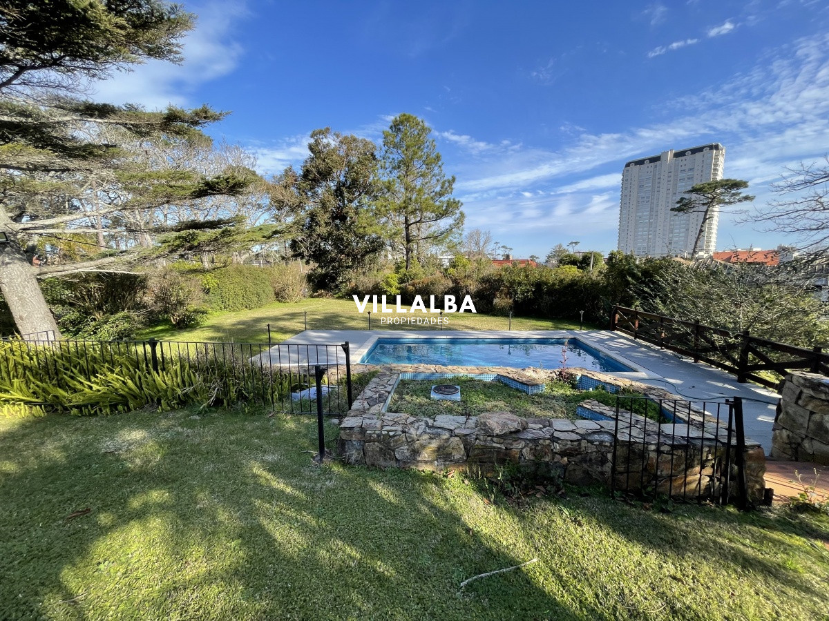 Casa ID.1548 - CASA EN VENTA, EXCELENTE ZONA RESIDENCIAL PUNTA DEL ESTE, PLAYA MANSA