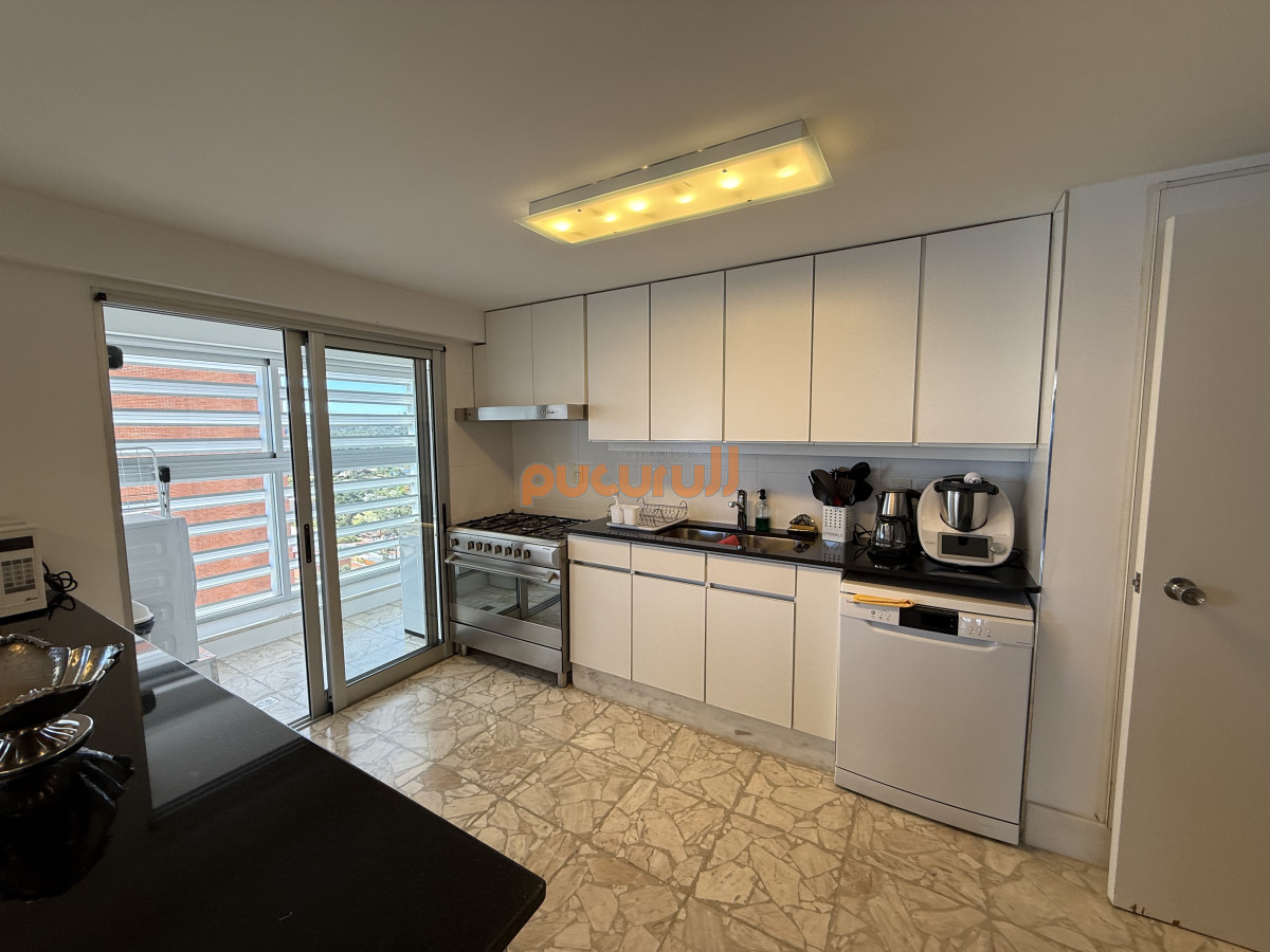 Apartamento ID.2434 - RECIEN INGRESADO, 3 DORMITORIOS Y DEP. VENTA PRIMERA LINEA PLAYA MANSA