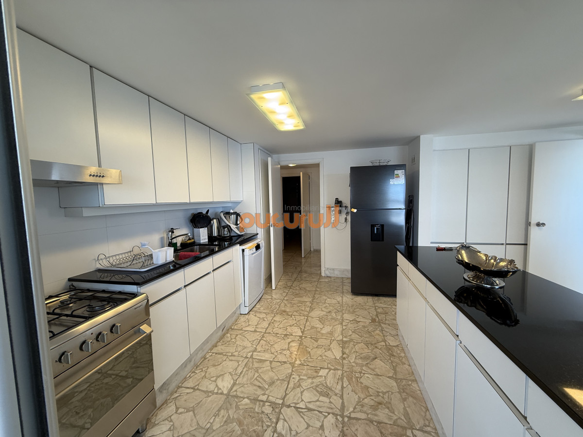 Apartamento ID.2434 - RECIEN INGRESADO, 3 DORMITORIOS Y DEP. VENTA PRIMERA LINEA PLAYA MANSA