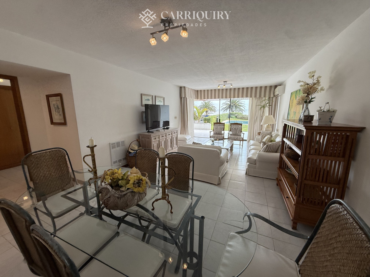 Apartamento ID.5714/Alquiler-temporario-de-apartamento-esquinero-de-tres-dormitorios-más-dependencia-de-servicio-sobre-Playa-Mansa,-Punta-del-Este - Con piscina propia, espectacular vista y ubicaciónALQUILER Y VENTA PUERTO