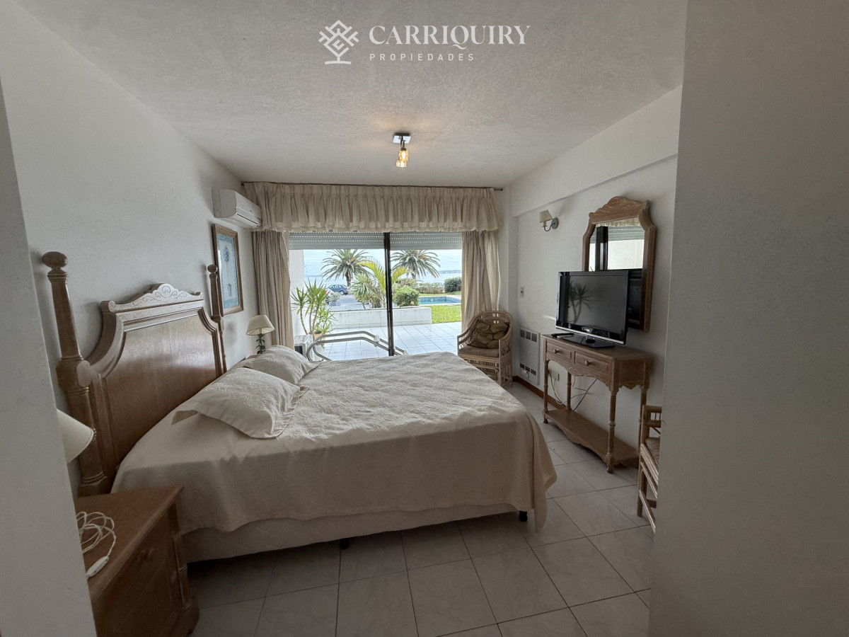 Apartamento ID.5714/Alquiler-temporario-de-apartamento-esquinero-de-tres-dormitorios-más-dependencia-de-servicio-sobre-Playa-Mansa,-Punta-del-Este - Con piscina propia, espectacular vista y ubicaciónALQUILER Y VENTA PUERTO
