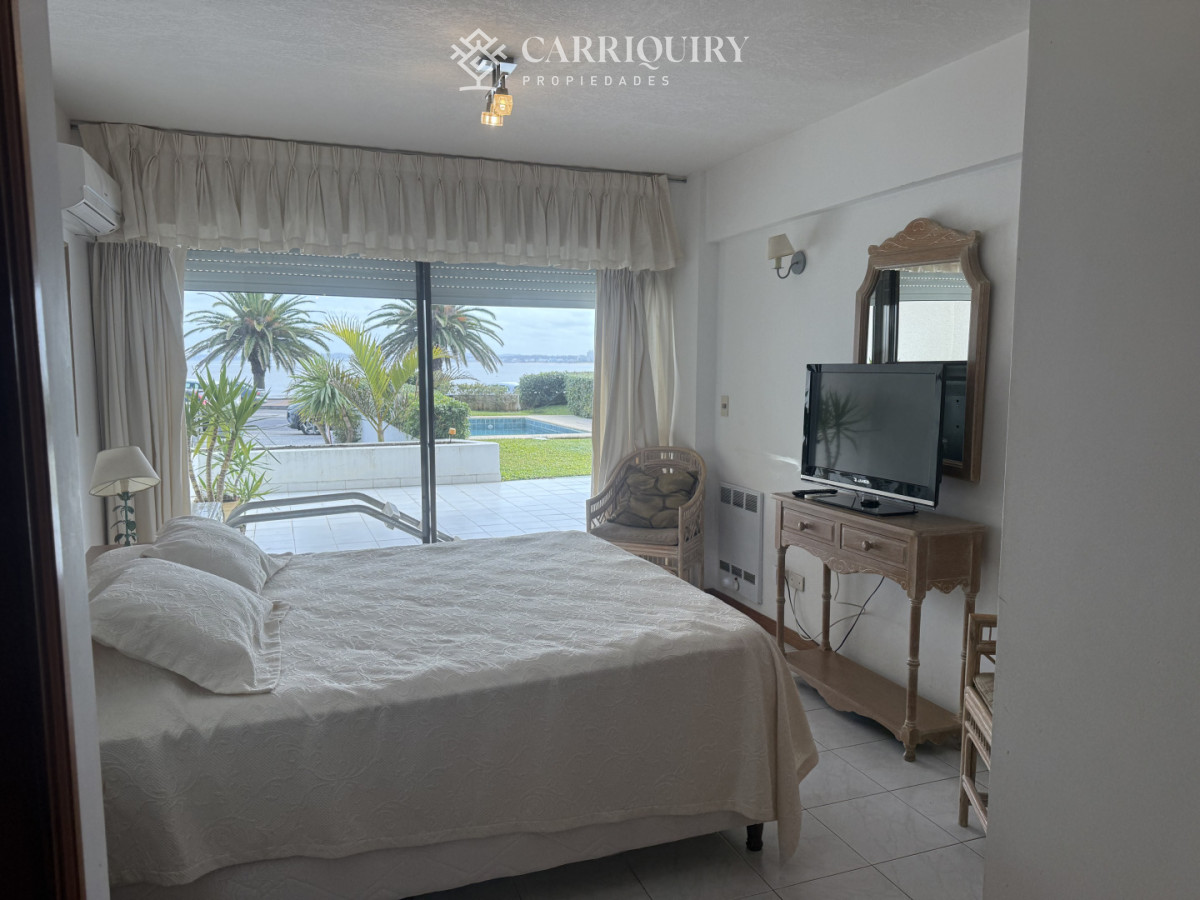 Apartamento ID.5714/Alquiler-temporario-de-apartamento-esquinero-de-tres-dormitorios-más-dependencia-de-servicio-sobre-Playa-Mansa,-Punta-del-Este - Con piscina propia, espectacular vista y ubicaciónALQUILER Y VENTA PUERTO