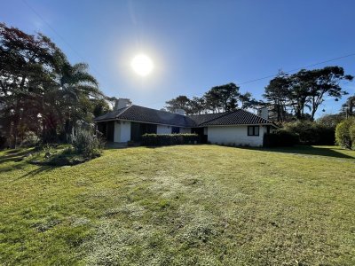 CASA EN VENTA, EXCELENTE ZONA RESIDENCIAL PUNTA DEL ESTE, PLAYA MANSA