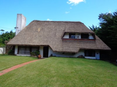 Alquiler anual y venta  hermosa casa en zona de prestigio, alquiler en Punta del Este, barrio Beverly Hills
