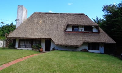 Alquiler anual y venta  hermosa casa en zona de prestigio, alquiler en Punta del Este, barrio Beverly Hills